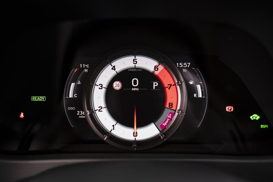 Панель приборов Lexus UX250h F-Sport 2019 года  (UK) (фото 9 из 40)